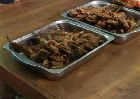 Nyatanya, ikan lele juga dapat diolah menjadi berbagai macam varian masakan yang memiliki cita rasa khas. Resep Lele Goreng bumbu kuning oleh snurkhayatin - Cookpad