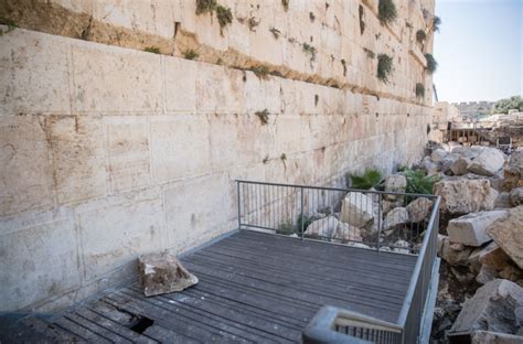Why Did A 400 Pound Stone Fall From The Western Wall Jewish