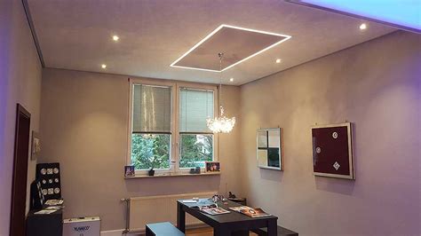 Indirekt beleuchtung wohnzimmer decke abhangen fotos milt s dekor. LED-Lichtkanal für indirekte Beleuchtung in der Decke ...