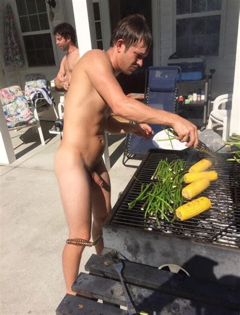 Etre Nu Partout Barbecue Naked