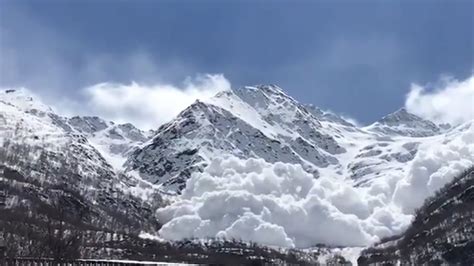 Avalanșă într O Stațiune Din Munții Caucaz