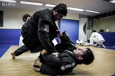 Voici Un Moyen Simple De Dépasser La Garde De La Riva En Jiu Jitsu Brésilien Mma Center