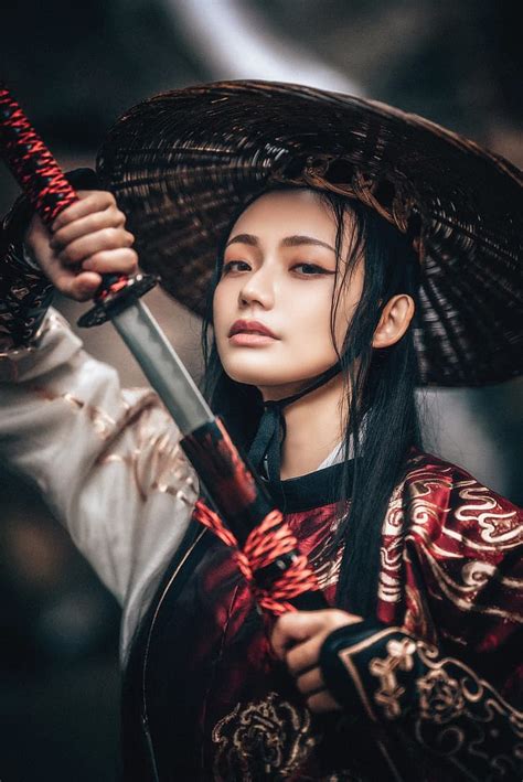 アジア人、 モデル、 女性、 剣、 刀、 剣を持つ女性、 黒髪、 視聴者を見て、 hdデスクトップの壁紙 wallpaperbetter