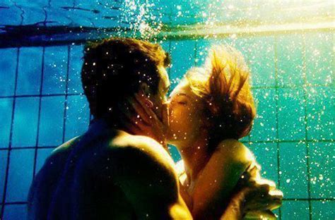 Kisses Underwater Look The Sweetest Underwater Kiss Romantic Movies