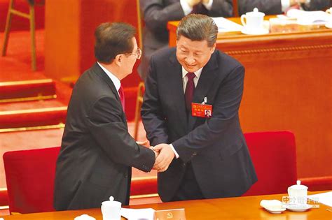Do not post any variant of memes like this. 現場側寫－習江胡三代同堂 展現團結 - 焦點新聞 - 旺報
