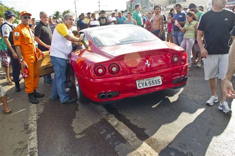 Ferrari avaliada em R 375 mil fica destruída após acidente na BR 020