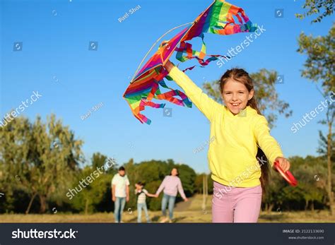 27 086 Familia Volando Cometa Images Stock Photos And Vectors Shutterstock