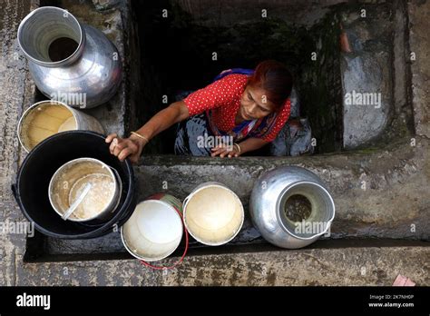 octobre Dhaka Dhaka Bangladesh une femme recueille de l eau à partir d une conduite