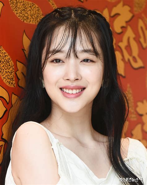 Sulli, who had more than five million followers on instagram, was a member of f(x) until she left in 2015 to focus on her acting career. Netizens Felt That Sulli Has Returned To Her Debut Days With Recent Spotting | Kpopmap