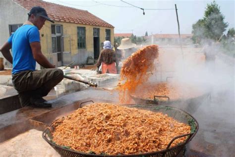 Siapkan ikan selar, siangi setiap ekor ikan dengan cara memencet dan merobek bagian tepi goreng dengan api sedang hingga satu bagian kering kecoklatan (jangan balikkan ikan sebelum satu. JOM TENGOK! 8 Gambar Kilang Membuat Udang Kering Yang Meloyakan Tekak - Blog Saya