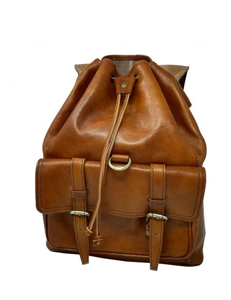 On retrouve des modèles à bandoulière, comme chez burberry, en cuir lisse ou texturé, ou ornés d'une simple plaque logo, comme chez prada. Sac à Dos Unisexe en Cuir Véritable - Cara