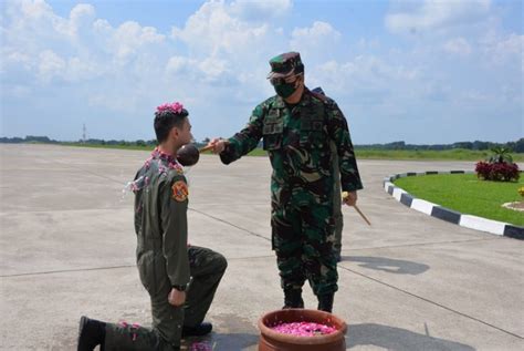 Latest videos most viewed videos longest videos popular videos random videos. Lettu Pnb Wawan Setiawan berhasil terbang solo di pesawat F-16