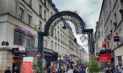 La Rue Montorgueil Via Pedonale Sempre Autentica E Colorata Di Parigi