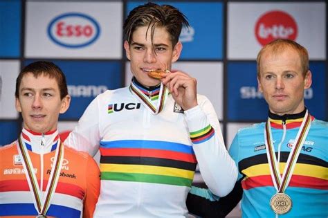 Wout van Aert wint beklijvend WK veldrijden in Zolder in ...