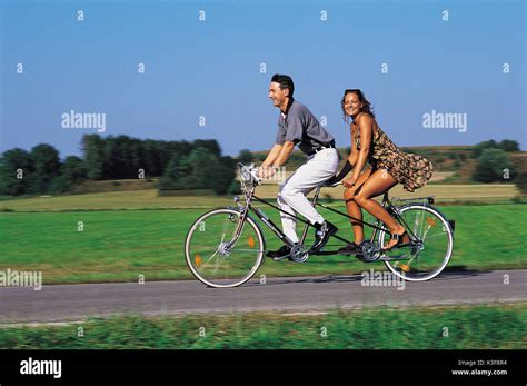 Two Women On Tandem Bicycle Fotos Und Bildmaterial In Hoher Auflösung Alamy