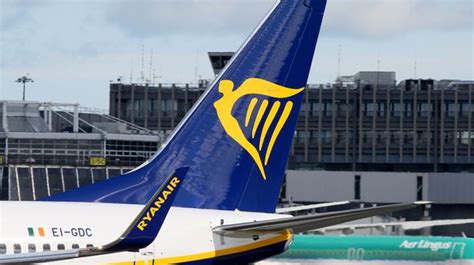 Ryanair Voted Worst Airline For Booze Fuelled Loutish Behaviour Mirror Online