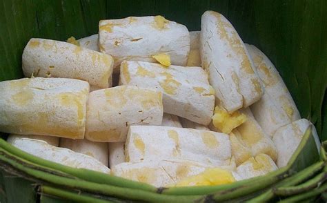 Ragi dalam proses pembuatan tape digunakan untuk tape ketan dan singkong biasa dijadikan pelengkap isian es buah sampai es campur. Tapai HaHaPe | Buruan.co
