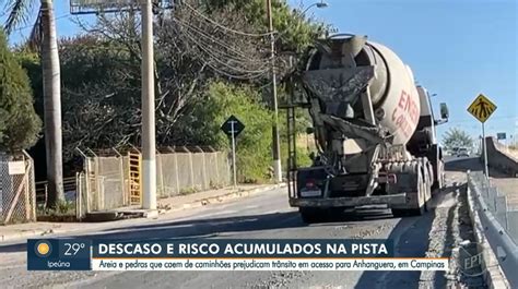 Ac Mulo De Areia E Pedras De Caminh Es De Constru O Em Rua Gera Risco