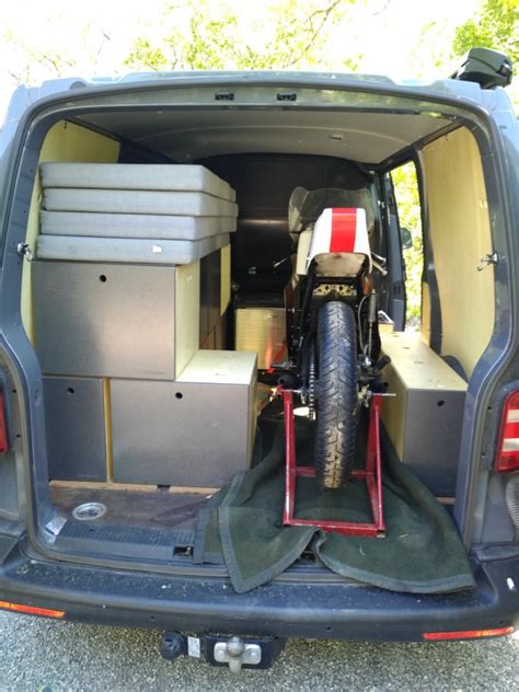 Cela va permettre de rendre le véhicule habitable. Aménager son utilitaire Volkswagen Transporter T6 fourgon ...