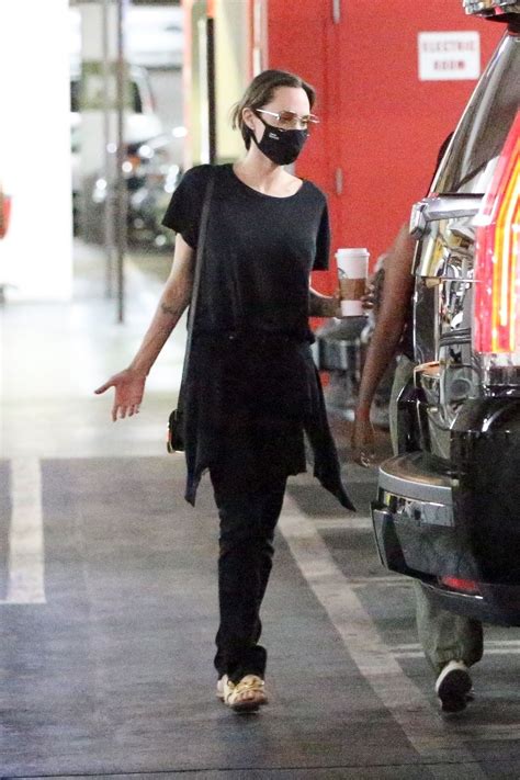 Анджелину джоли заподозрили в новом романе. ANGELINA JOLIE Out Shopping in West Hollywood 09/19/2020 ...