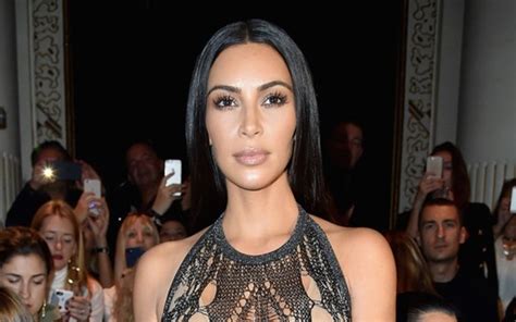 Kim Kardashian Aposta Em Look Transparente Para Desfile Revista Marie