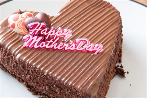 A deep chocolate cake with a liquid chocolate center. Missouri City to host cake decorating event for Mother's ...