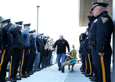 Emocionante Despedida A Un Perro Policía Antes De Ser Sacrificado