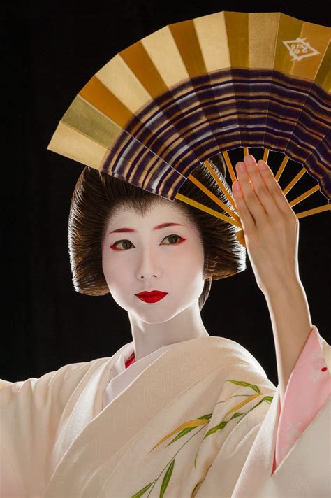 Geisha Mamehana Dances Kimi Ni Ougi 1 Geisha Japan Photography