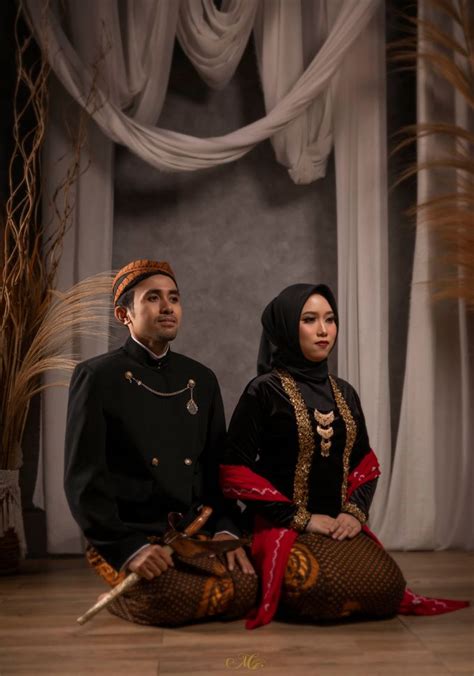 Prewedding Adat Jawa Dengan Kain Merah Glamour By Meemotret
