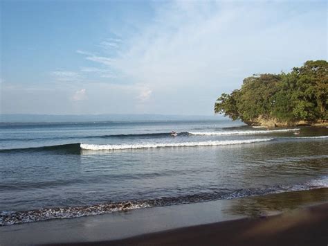 Pangandaran #batukaras pantai batu karas pangandaran, objek wisata yang sudah diakui dunia keindahan panorama pantai batu karas jawa barat saat liburan lebaran. Berselancar di Pantai Batu Karas Pangandaran