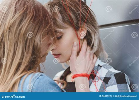 het jonge lesbische paar kussen met in openlucht gesloten ogen stock foto image of romantisch