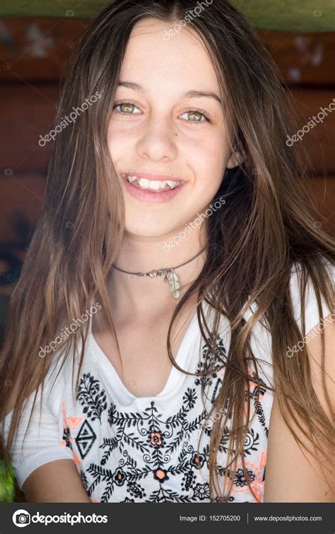 Chica Linda Joven 12 Años Al Aire Libre — Foto De Stock © Sylv1rob1