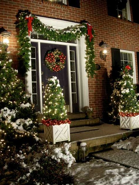 It works best for arched entrances. 18 Most Striking DIY Christmas Porch Decorations That Will ...