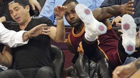 Видео lebron james sinks the shot at the buzzer. NBA: Lebron James verletzt Frau von Golfstar Jason Day - WELT