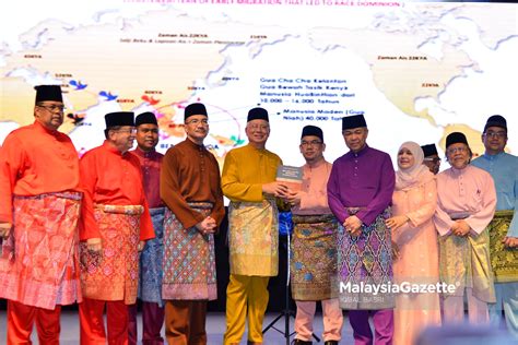 Bangsa melayu berasal dari tanah besar asia tenggara. Najib lancar buku 'Asal Usul Melayu'