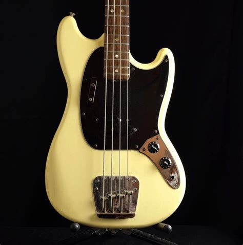 Vintage 1977 Fender Mustang Short Scale Bass White W Ohsc — Truetone Music