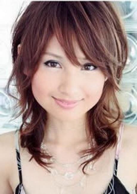 Quelle coupe de cheveux et coiffure choisir quand on a une morphologie ou forme de visage en rond ? Coiffure visage rond