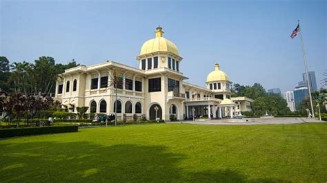 Istana batu dibina pada tahun 1939 iaitu pada pada tahun 1969 istana batu ini dijadikan istana rasmi kepada yang teramat mulia tengku mahkota iaitu tengku ismail petra ibni almarhum sultan. Muzium Diraja (Royal Museum) - Visit Selangor
