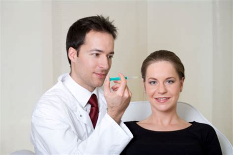 In fact, an estimated 11 million people have used botox worldwide. Arzt Spritzen Botox In Ein Womans Gesicht Horizontal ...