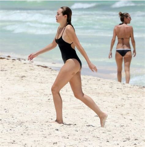 Alycia Debnam Carey On The Beach In Tulum Picturesofpeoplewalkingonthebeach