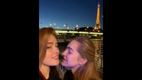 two girls french kissing under the eiffel tower بوسة فرنسية بنتين تحت برج ايفل تيك توك ساخن