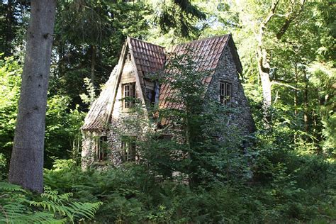 John bunyan even thought this house could have actually been in lebanon facing damascus. Flintholm (The Witch's House) - Jasmeine Moonsong