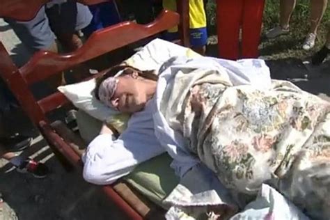 Revoltada, repórter da Globo surge deitada na cama em matéria