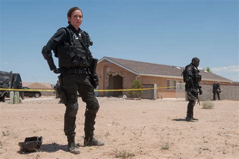 Sicario Review Emily Blunt Shines In One Of The Years Best Collider