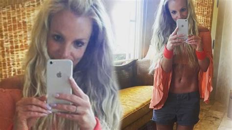 Britney Spears Proves She Doesnt Need Photoshop As She Flaunts Killer Abs In Sizzling Holiday