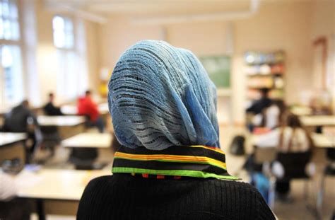 Ein kopftuchverbot am arbeitsplatz ist nach ansicht des europäischen gerichtshofgutachtens (eugh) von ende februar. Kopftuchverbot in Frankreich durch EGMR-Urteil bestätigt ...
