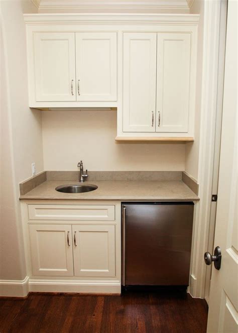 If you're looking to turn your outdoors into a retreat or oasis, an outdoor wet bar can make it look more convincing. A small wet bar with sink and refrigerator. | Wet bars ...