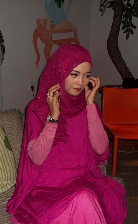 Perempuan dari samping berhijab / muslimah gambar wanita berhijab dari samping / mulai dari roncean melati, bunga yang terselit di rongga sanggul dekat telinga. Ini News: IniNews-Hiburan : Nuri Maulida Berhijab