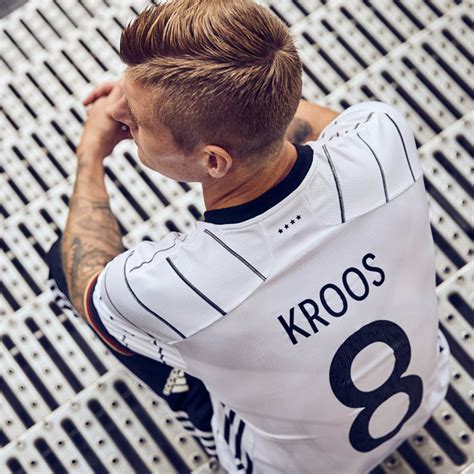 Ich habe zudem fast den gesamten kader von der wm 2014 in. DFB und adidas präsentieren neues Trikot der ...
