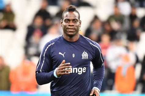 Italy manager roberto mancini believes mario balotelli is throwing his talent away but still has time to turn his career around. Balotelli surprizon të gjithë, pranë kalimit te ekipi i ...